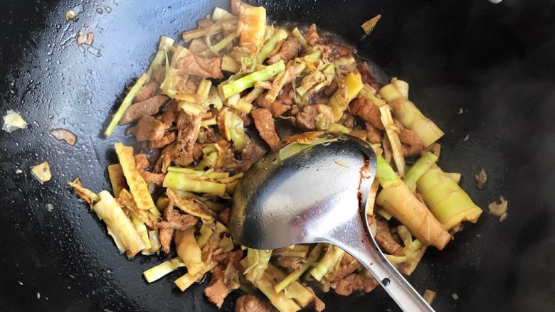 只有在春天才能品尝到的-野笋烧肉,翻炒至汤汁收紧,即可