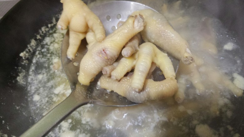 红烧凤爪,煮3分钟,捞出来