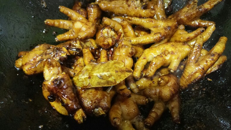 红烧凤爪,炒匀,翻炒两分钟,炒至上色