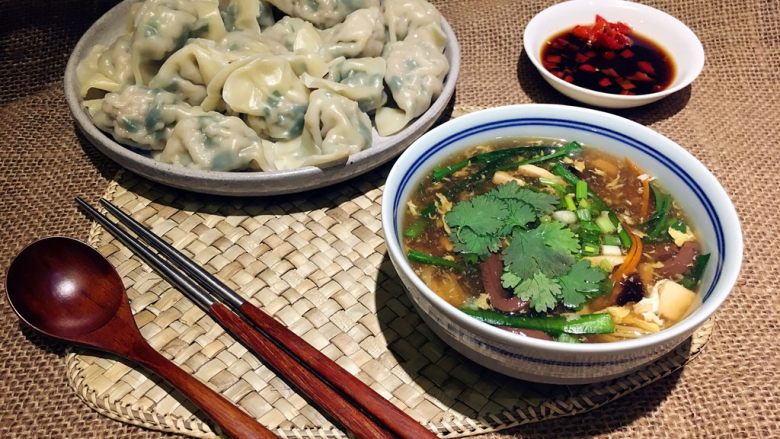 酸辣汤配饺子,啧啧啧!快开动!