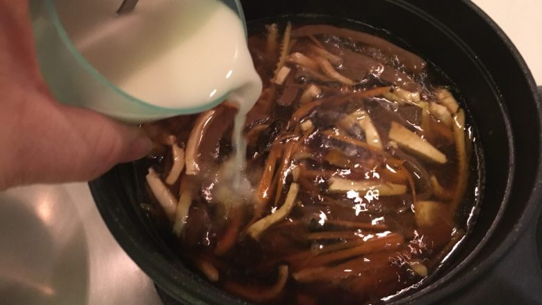 酸辣汤配饺子,加进锅里!边加边搅拌!