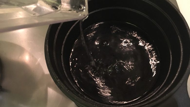 酸辣汤配饺子,水入锅烧开