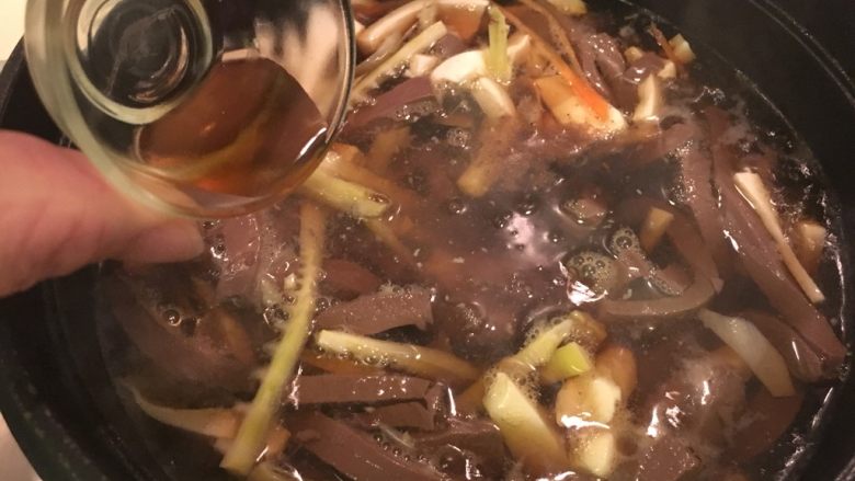 酸辣汤配饺子,除生粉、葱花外,所有调味料加入,烧开