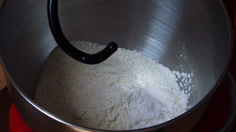 黄油牛角包,高筋粉,盐和细砂糖放入厨师机内。