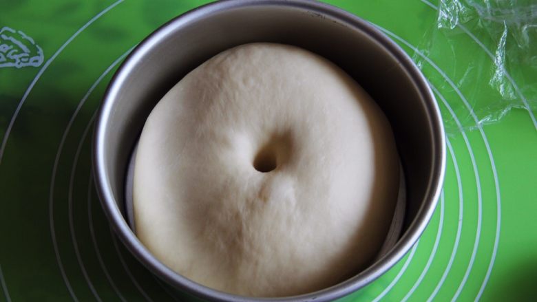 黄油牛角包,发酵完成拿出,用手指戳一下不反弹,就证明发酵成功。