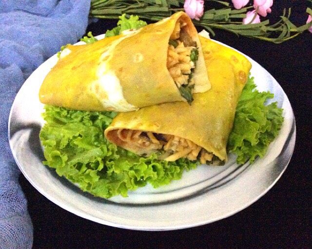 煎饼果子,盘中放入生菜,放入煎饼果子