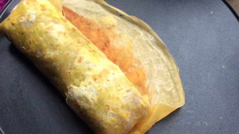 煎饼果子,将两边折回,在向上卷