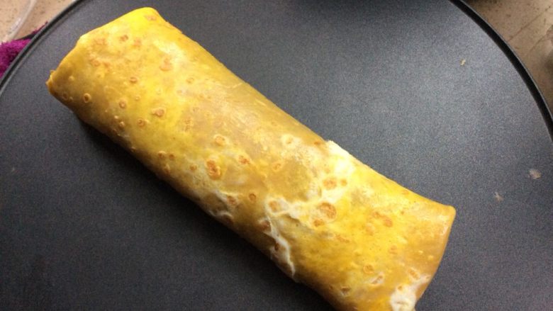 煎饼果子,如图,再从中间切开