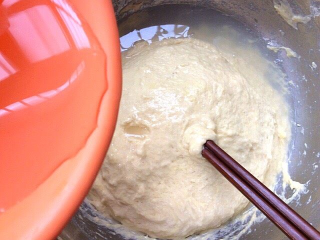 煎饼果子,先搅成稠状,搅拌光滑后,在慢慢加水搅拌