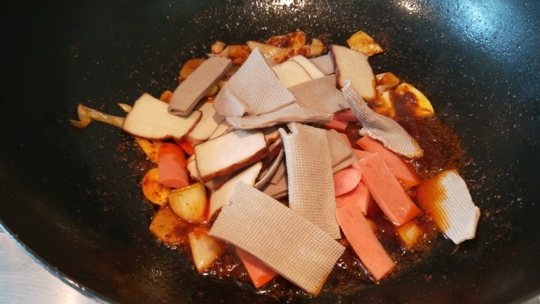 川味麻辣毛血旺,加入豆皮,火腿。