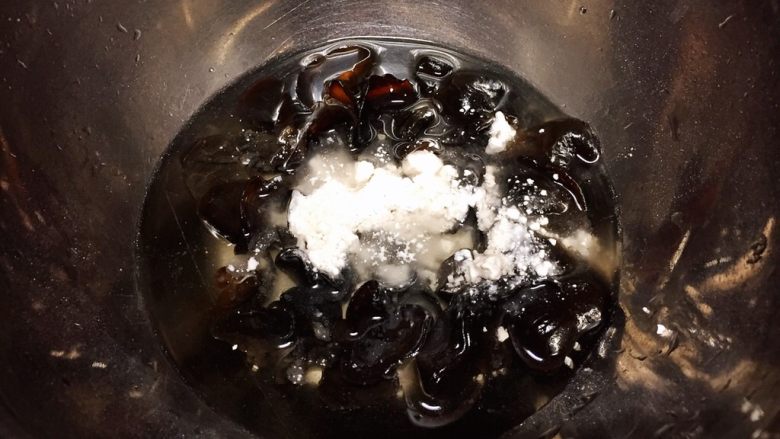 丝瓜虾仁跑蛋,将泡好的木耳加入适量淀粉搓揉漂洗几次,沥干水份备用。