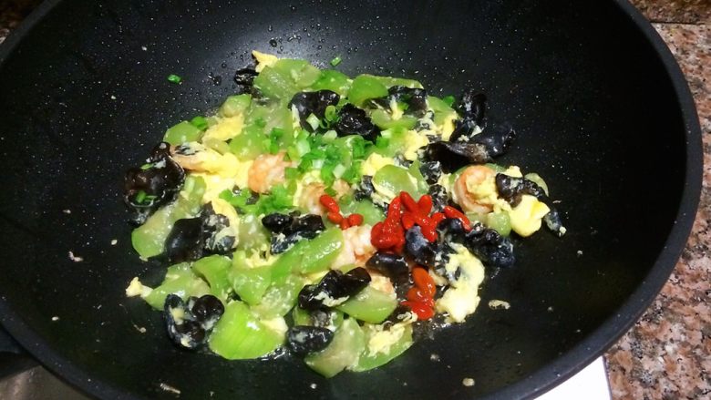 丝瓜虾仁跑蛋,最后放入枸杞和葱花翻炒30秒就可以出锅了!