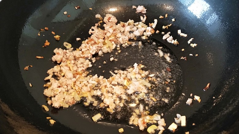 家常肉末豆腐,锅烧热放入20克<a style='color:red;display:inline-block;' href='/shicai/ 849'>花生油</a>,放入葱姜蒜炒香,放入肉末炒散?
