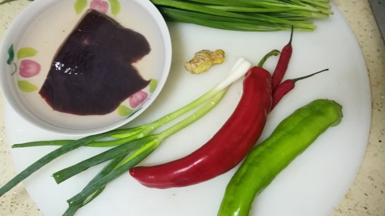 韭菜炒猪肝,材料准备:买回来的<a style='color:red;display:inline-block;' href='/shicai/ 419'>猪肝</a>先用盐水泡10分钟