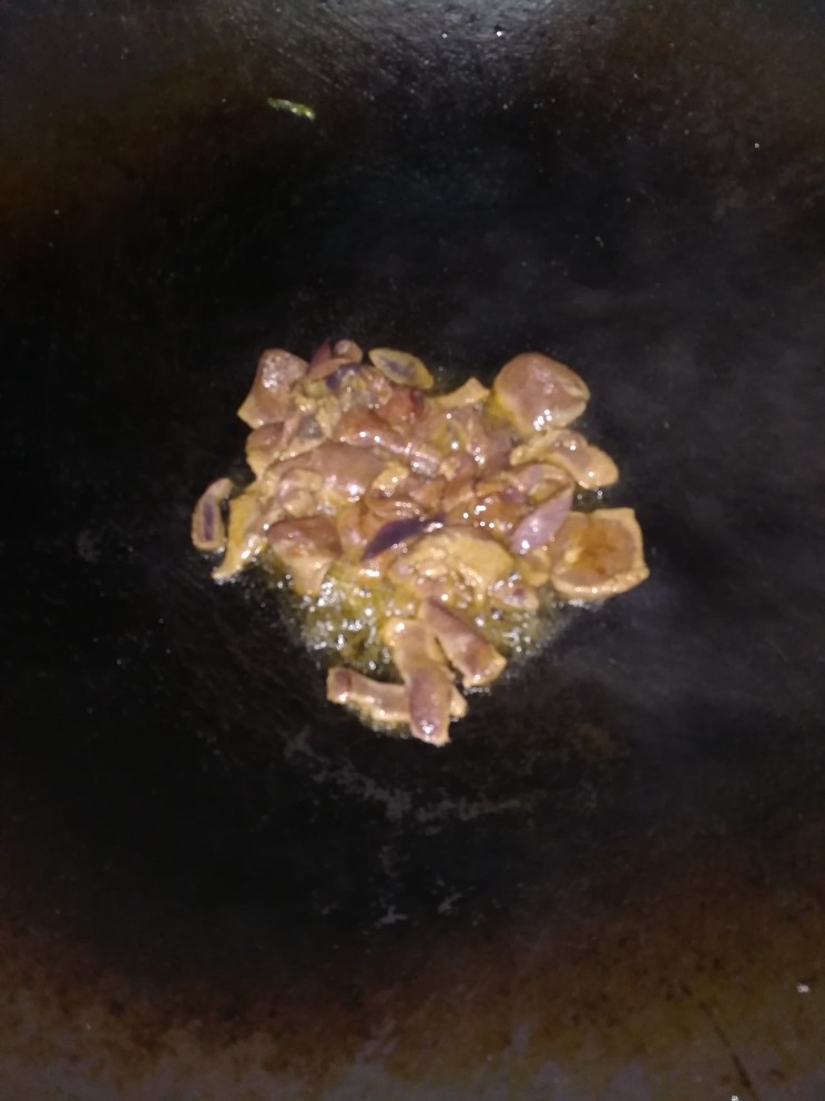 韭菜炒猪肝,起油锅,放猪肝翻炒,炒至断生发白,装盘备用。