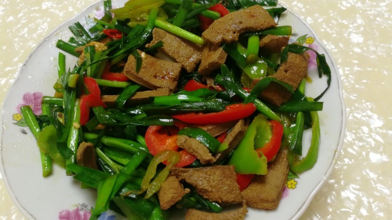 韭菜炒猪肝,一道色香味俱全的韭菜炒猪肝就做好了,这道菜春季食用,补气血,韭菜中含有丰富的维生素A。