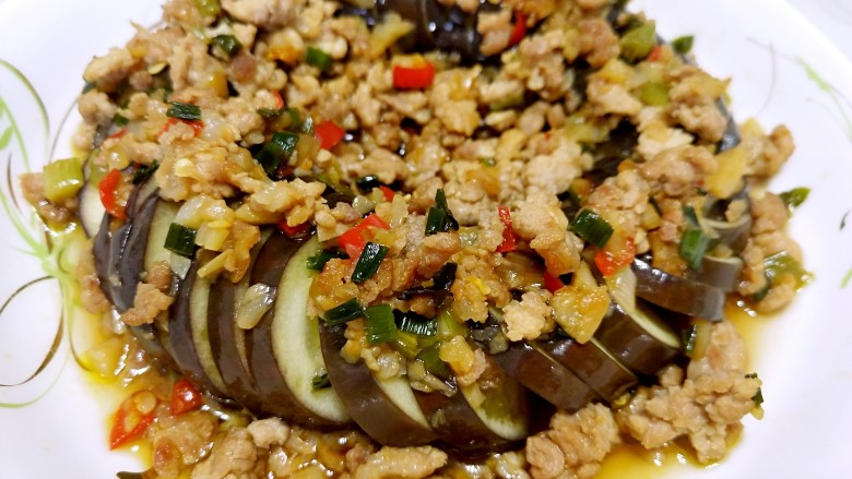 肉沫蒸蓑茄,美味的肉沫蒸蓑茄出锅啦!蒸出来的茄子口感水嫩,肉沫香喷喷,特别下饭,碟子被我一扫而光。