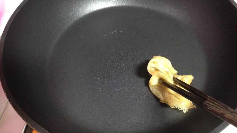艾草火腿鸡蛋饼,不沾锅烧热,用纱布沾油抹匀