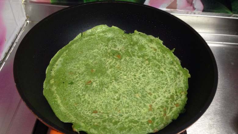 艾草火腿鸡蛋饼,
看到面饼颜色变深,一面烙好后翻面烙另一面,直到两面出现饼花成熟为止