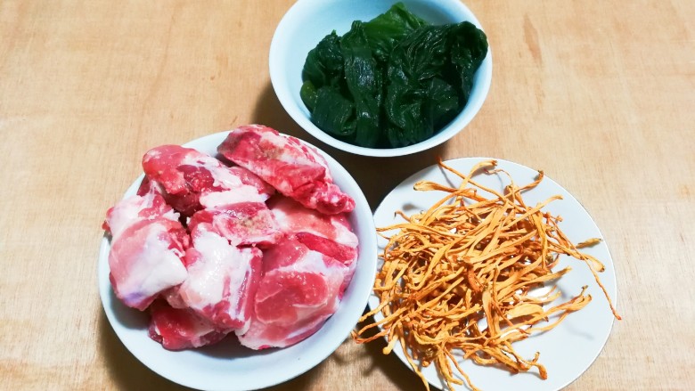 菌类料理+蛹虫草海带结肉排汤,准备好所有食材