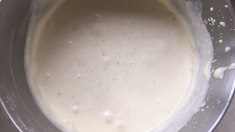 香蕉抹茶慕斯蛋糕,香蕉牛奶糊全部加入后,用打蛋器打发均匀,慕斯糊细腻即可