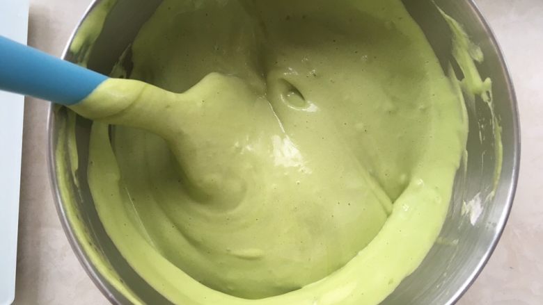 香蕉抹茶慕斯蛋糕,之后加入剩下的蛋白霜,继续用蛋抽翻拌均匀,最后再用刮棒将底下翻拌不到的地方翻拌均匀