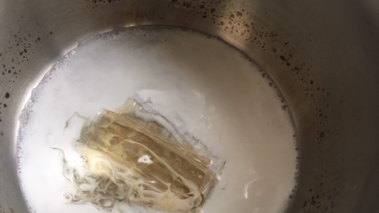 香蕉抹茶慕斯蛋糕,泡软的吉利丁滤干水份,加入热牛奶中搅拌均匀至吉利丁融化