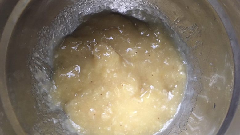 香蕉抹茶慕斯蛋糕,将香蕉压成泥状,没有压泥器可以用擀面杖圆头,一样很好用
