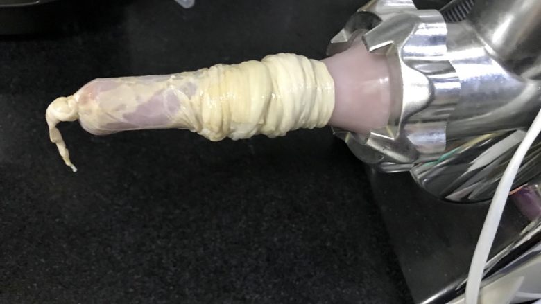 里道斯红肠,安装好一切,准备灌制。