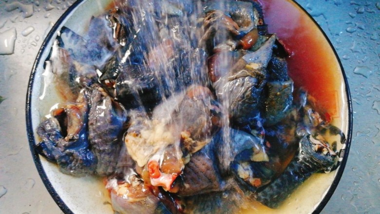 菌类料理+红枣榛蘑乌鸡汤,<a style='color:red;display:inline-block;' href='/shicai/ 86'>乌鸡</a>斩小,冲洗干净