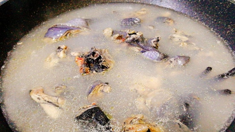 菌类料理+红枣榛蘑乌鸡汤,锅里放水,水开后放乌鸡块焯水