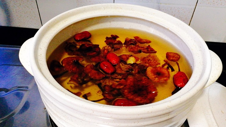 菌类料理+红枣榛蘑乌鸡汤,取一口砂锅,放入清水,乌鸡,<a style='color:red;display:inline-block;' href='/shicai/ 2470'>红枣</a>,姜片 适量的盐即可