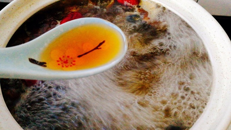 菌类料理+红枣榛蘑乌鸡汤,加了<a style='color:red;display:inline-block;' href='/shicai/ 718'>料酒</a>,中小火煲20分钟左右