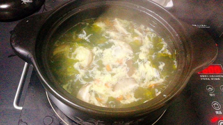 菌类料理+芙蓉鲜蔬汤,打入鸡蛋 ,打蛋花时要边打边倒 用筷子顺时针搅下,这样打出来的蛋花就好看了