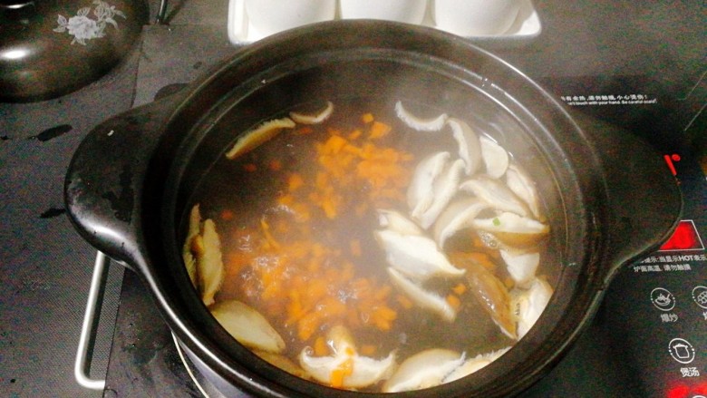 菌类料理+芙蓉鲜蔬汤,陆续加入胡萝卜,香菇