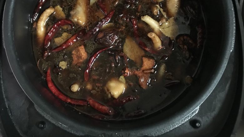 吃一口就停不下来的香辣鸡爪,盖上盖子,选择鸡鸭肉12分钟。