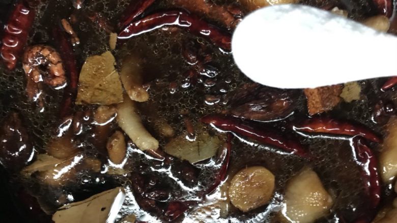 吃一口就停不下来的香辣鸡爪,把鸡爪连同大料一起放入高压锅内胆,加入没过鸡爪的清水,加入食用盐调味。