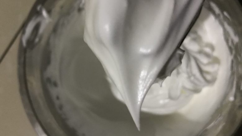 双色蛋糕卷,6.打发至湿性发泡状态,出现小弯勾就可以了。