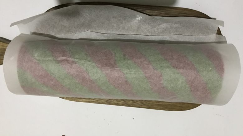 双色蛋糕卷, 15.然后卷起来定型,放入冰箱冷藏一夜更美味。