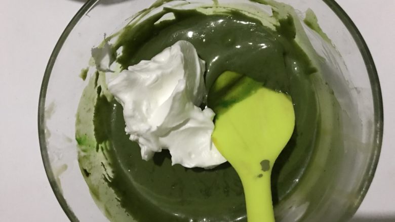 双色蛋糕卷,7.接下来先预热烤箱,上下火180°预热。然后把蛋白分成两份,取一份蛋白糊的1/3放入红曲米糊中翻拌,然后混合好的糊倒入剩下的蛋白糊中翻拌均匀,不会翻拌的可以像剁菜一样动作,防止消泡。
