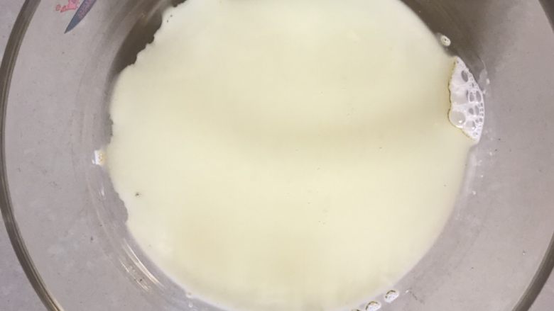 双色蛋糕卷,蛋黄中加入牛奶,玉米油。
