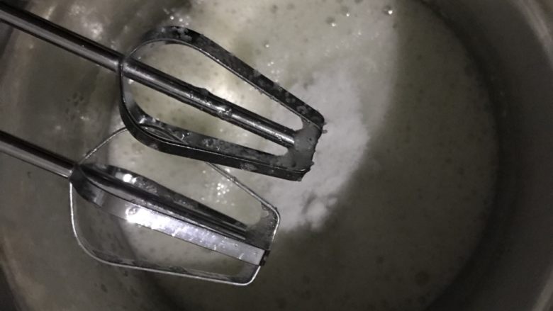 双色蛋糕卷,5接着来打蛋白,首先出现鱼眼泡的时候加上20克白糖。蛋白糊增大至一倍大时再加入20克白糖,继续搅打出现软的弯勾时加入最后20克白糖。
