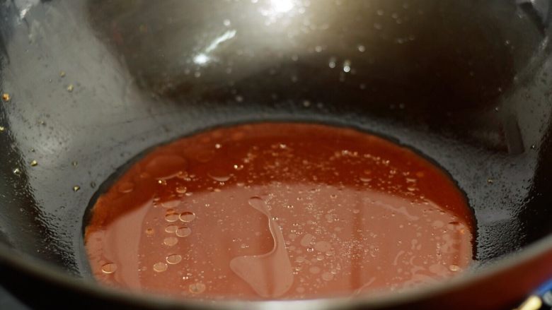菠萝咕噜肉,锅中留底油倒入刚才调好的酱汁,烧至浓稠