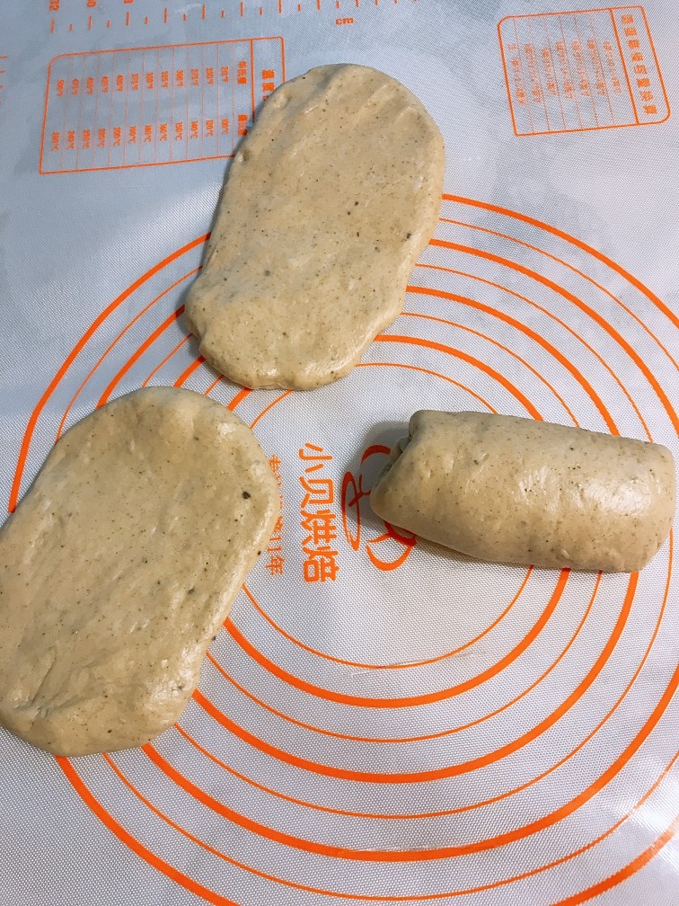 瘦身解压,茉莉花茶全麦土司,分三小团,擀平,卷起