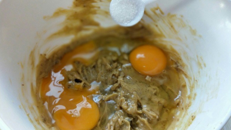 胡萝卜形状趣多多曲奇饼干,在加入食用盐,用手动打蛋器打至均匀,完全融合。