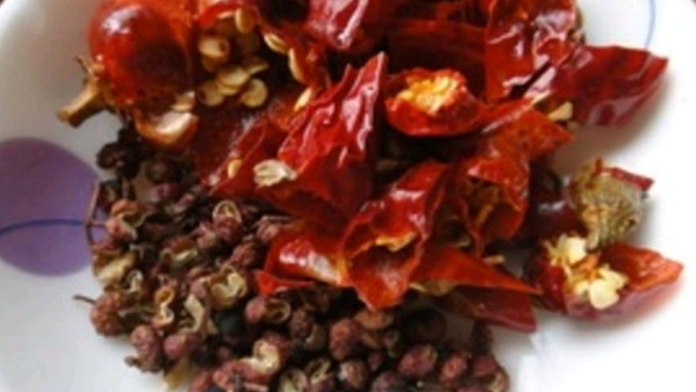 孙氏麻辣小龙虾,<a style='color:red;display:inline-block;' href='/shicai/ 700'>花椒</a>一小把,干辣椒切断备用,