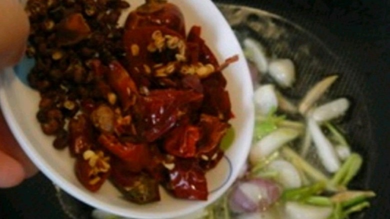 孙氏麻辣小龙虾,再倒入干辣椒,花椒和<a style='color:red;display:inline-block;' href='/shicai/ 695'>八角</a>一起翻炒。