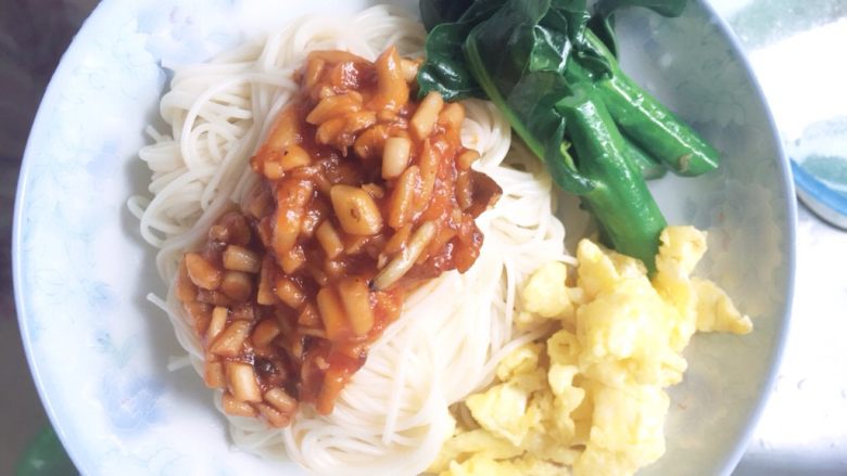 蘑菇茄汁“意面”,把面条捞出,浇上酱汁,放一点青菜一点鸡蛋,好吃又营养的蘑菇茄汁“意面”就做好啦!小盆友很喜欢哦。