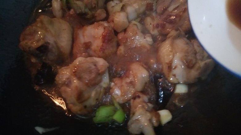 啤酒鸭翅根,放入葱姜蒜后,把料汁放入鸭翅根。