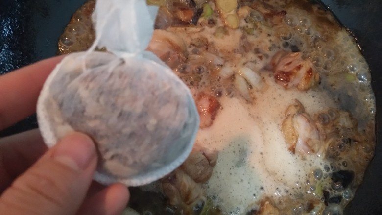 啤酒鸭翅根,炖肉包,开锅后调成小火,炖四十分钟,关火。